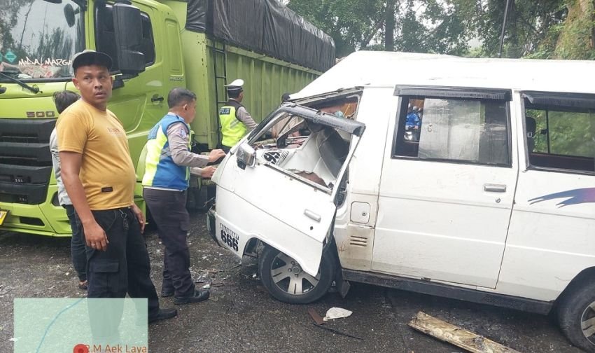 Minibus Diduga Hilang Kendali, Hantam Truk Fuso di Paluta