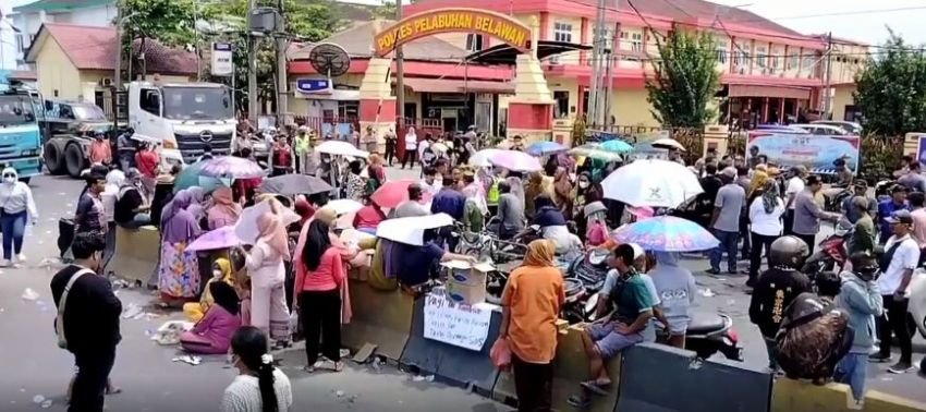 Resah Aksi Tawuran, Ratusan Emak-emak Demo Polres dan Blokade Jalan Menuju Pelabuhan
