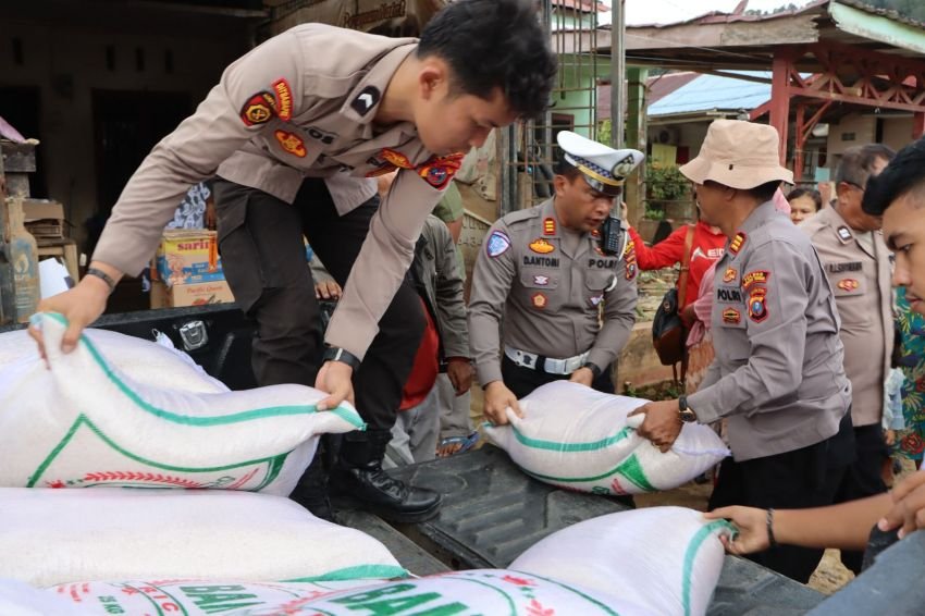 Seratusan KK di Perumahan Pandan Asri Terima Bantuan Makanan dari Polri