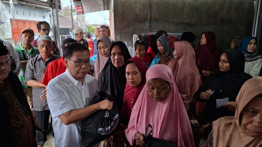Sofyan Tan Temui Warga Medan Lewat Pembagian Sembako, Tegaskan Pendidikan Kunci Masa Depan