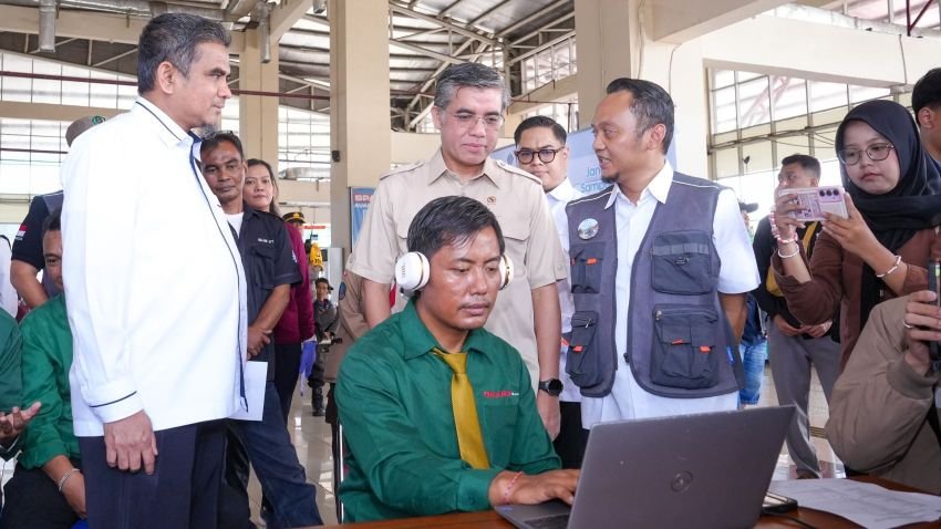 Menaker Yassierli Tinjau Posko Peduli K3 Mudik