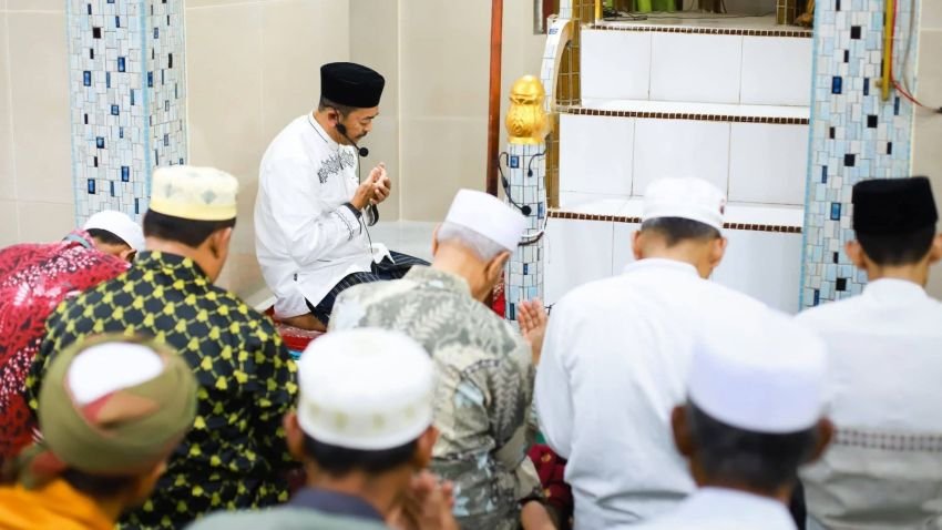 Setelah Pimpin Imam Salat, Bupati Madina Santuni Ratusan Anak Yatim Piatu