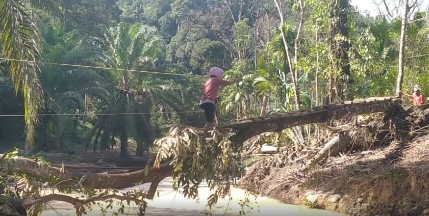 Kondisi Warga Pasca Banjir Susulan ke 3, Warga Kunjungi Desanya Lewat Titian Kayu Material