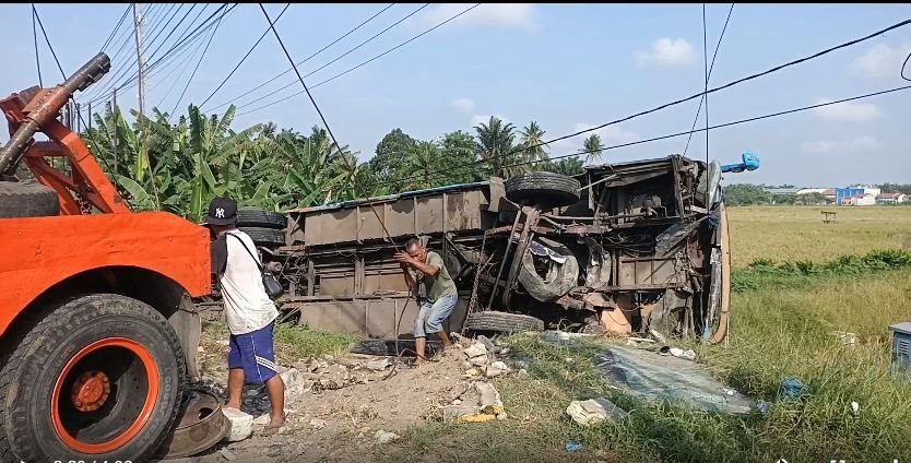 Bus Pariwisata Tabrak Jembatan dan Terguling di Jalinsum Batubara