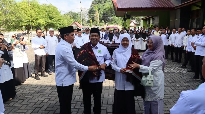 Jadi Rektor UIN Syahada Padangsidimpuan, Prof Sumper Mulia Harahap Disambut Dengan Ulos