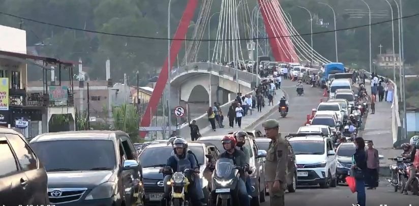 Pulau Samosir Padat Kendaraan Wisatawan, Polisi Terapkan One Way Hingga H+7