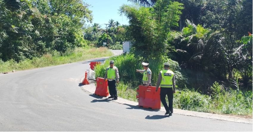 Rawan Kecelakaan, Satlantas Polres Padangsidimpuan Pasang Water Barier di Simirik
