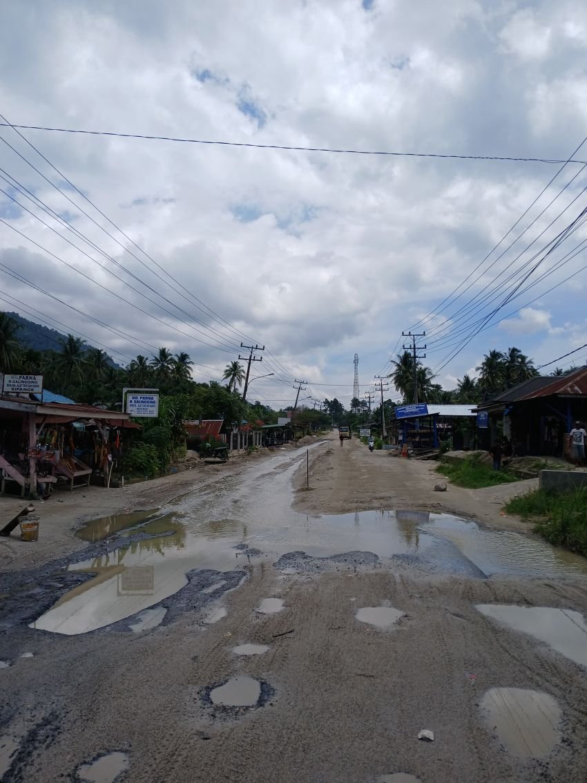 Jalan Nasional di Sipange Julu Rusak Berat, ARS dan Tokoh Masyarakat Desak Perbaikan