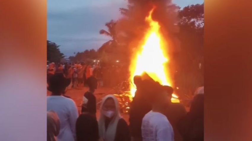 Aksi Demo di Rohil Ricuh, Massa Bakar Kendaraan dan Barang Milik Terduga Bandar Narkoba
