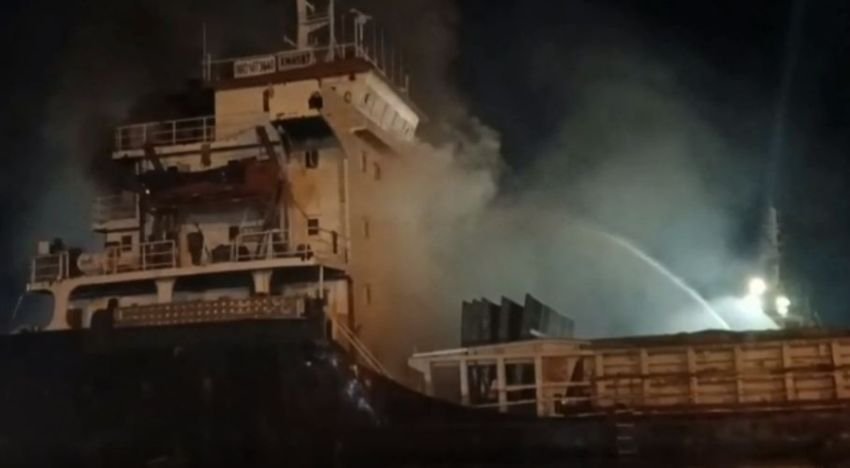 Kapal Angkut Pupuk Terbakar di Pelabuhan Belawan