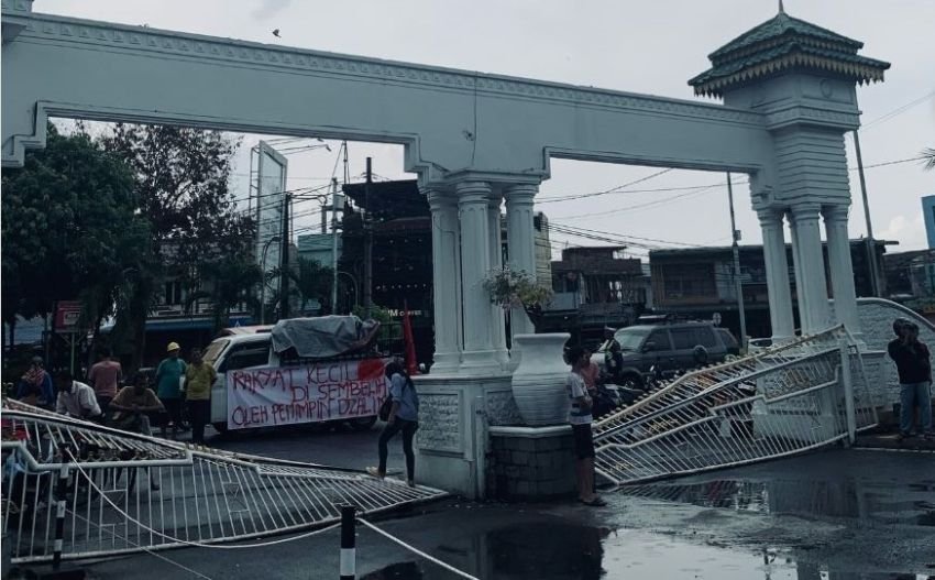 Ratusan Massa pedagang Terobos Halaman Kantor Wali Kota Binjai, Rubuhkan Pagar
