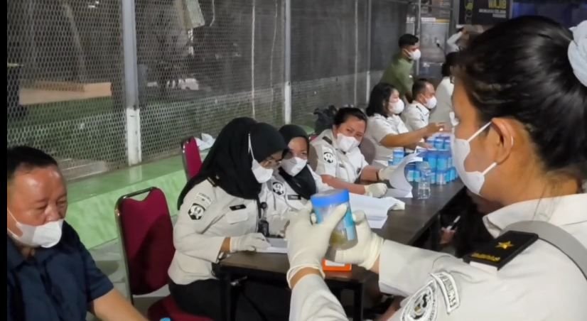 Petugas Gabungan Razia Blok dan Bakar Barang Terlarang di LP Kelas I Medan