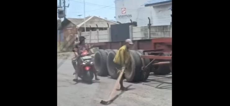 Viral, Pelaku Pencuri Besi Truk di Belawan di Siang Bolong