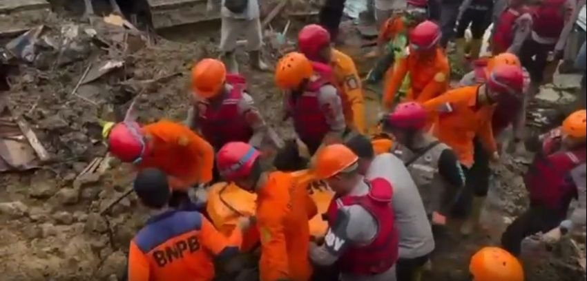 Tim Gabungan Evakuasi Lima Korban Tanah Longsor di Kecamatan Sibolangit