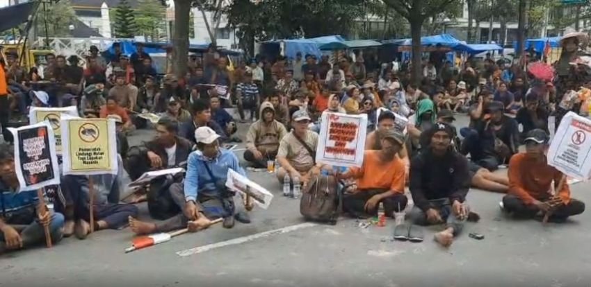 Ratusan Warga Unjuk Rasa, Tolak Dipindahkan dari Taman Nasional Tesso Nilo Riau