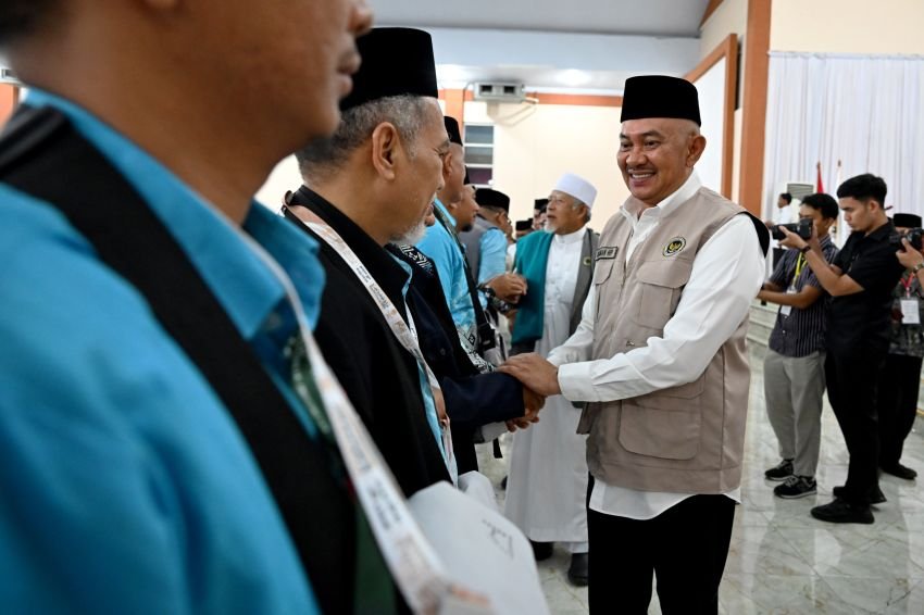 Lepas Kloter 1 Jemaah Haji Sumut, Sekda: Jadilah Cerminan Terbaik Daerah di Tanah Suci