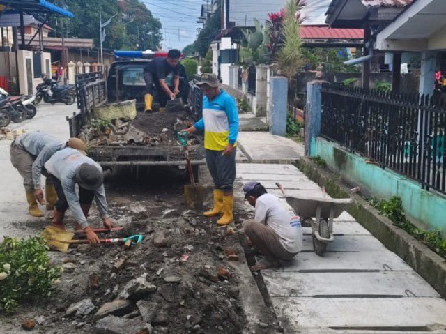 Pasang Cover Slad, Warga Jalan Karya Masjid Apresiasi Antonius Devolis