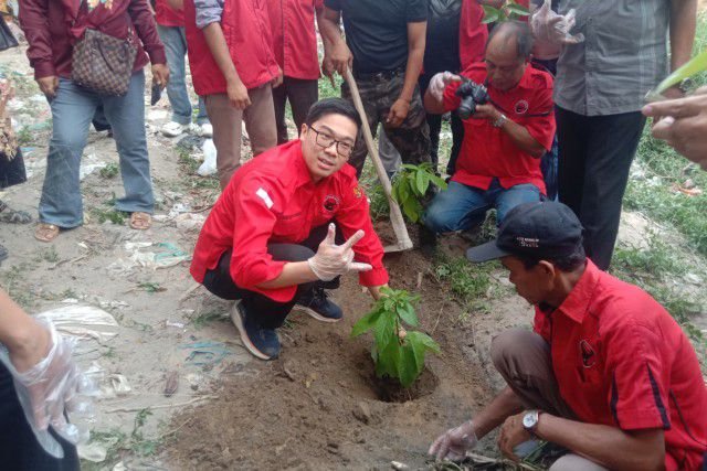 Peringati Harlah Megawati, Agus Setiawan Tanam Pohon dan Tabur Benih Ikan