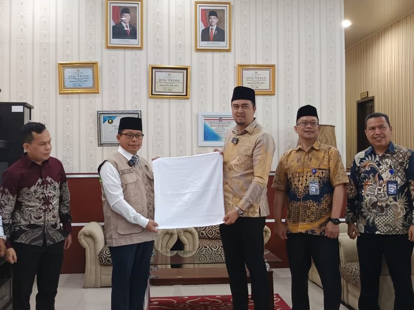 Dirut Tirtanadi Bagikan 5. 974 Handuk Untuk Jamaah Calon Haji Embarkasi Medan