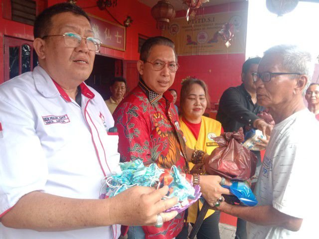Sambut Imlek, Wong Chun Sen Bagi Sembako di Helvetia