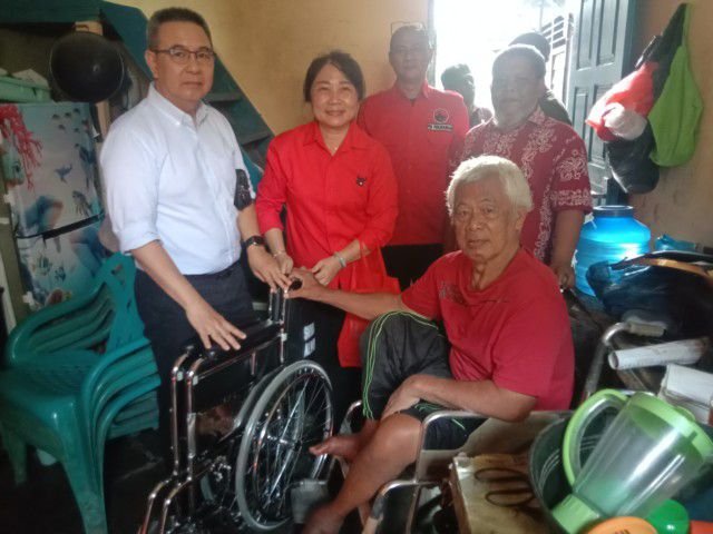 Dr Lily Serahkan Bantuan Kursi Roda Kepada Penyandang Disabilitas
