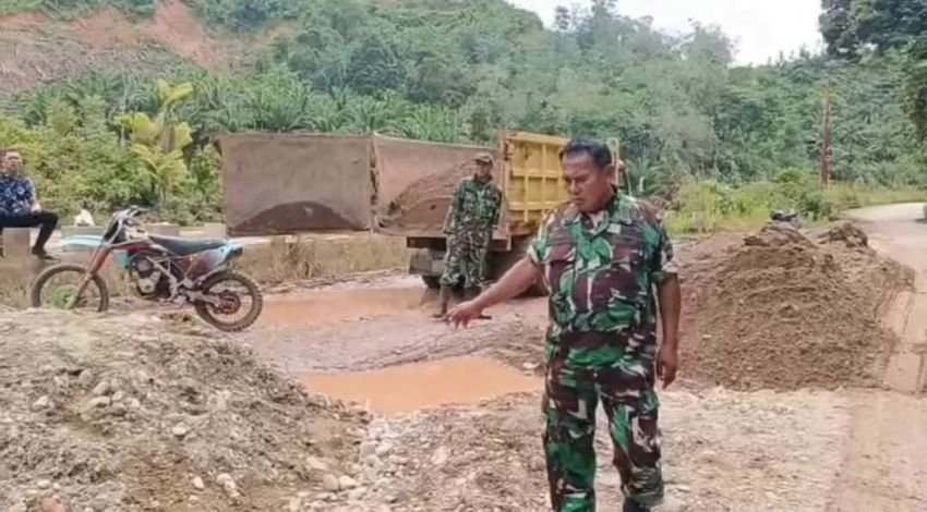 Personel Koramil 16/Batang Natal Perbaiki Jalan Rusak Bersama Rakyat