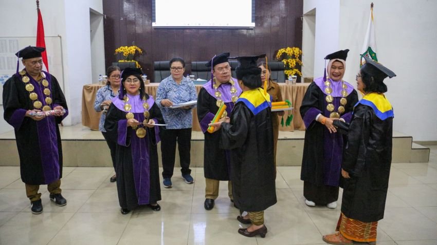 Semangat Belajar Tak Pudar, 65 Lansia di Pematangsiantar Jalani Prosesi Wisuda