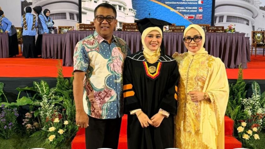 AKP Juli Purwono Bersama Istri Hadiri Wisuda Putri Ketiganya di UPI Bandung