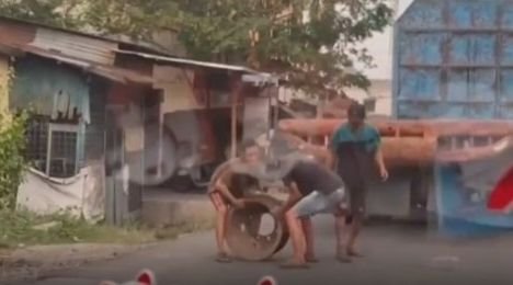Bajing Loncat Curi Pelek Truk saat Siang Bolong, Viral di Medsos