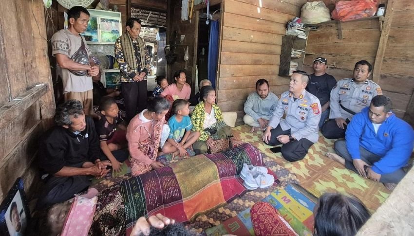 Polsek Manduamas Melayat ke Rumah Korban Diduga Dimangsa Buaya