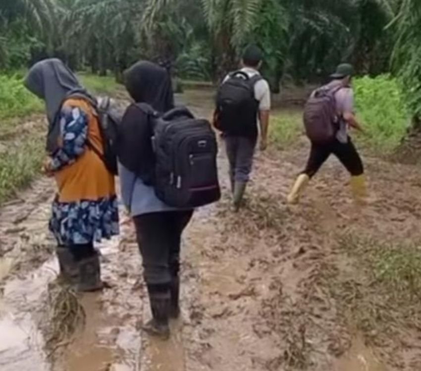 Guru SDN 101310 Harus Lintasi Jalan Berlumpur Menuju Sekolah