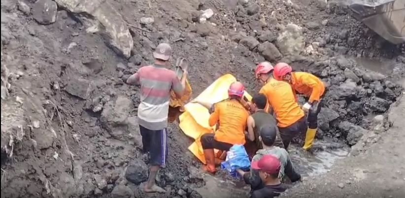 Gali Tanah Bekas Pabrik, Dua Orang Diduga Rayap Besi Tewas Tertimbun Tanah