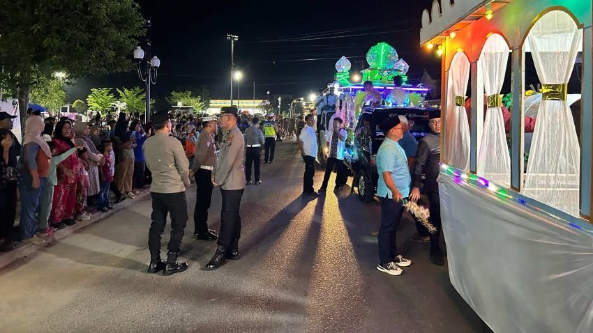 Berjalan Kondusif, Puluhan Personel Polres Tapteng Amankan Pawai Takbiran Iduladha 1447 H