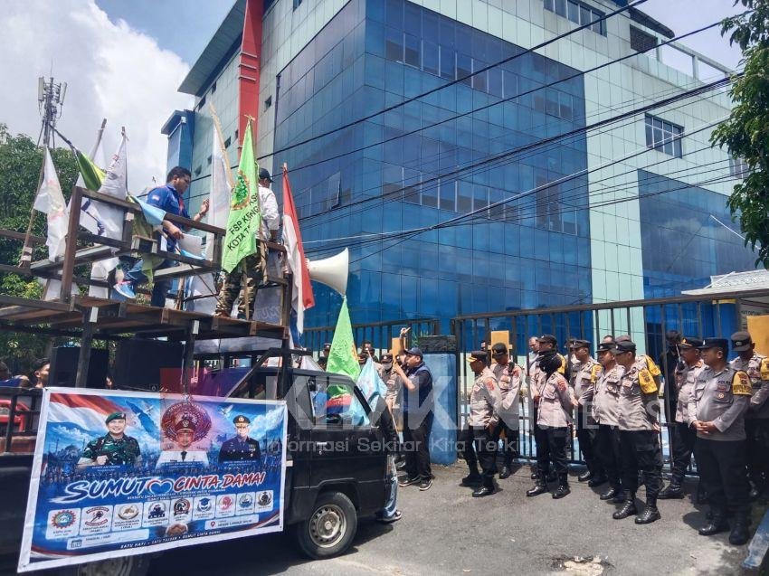 Serikat Buruh Unjuk Rasa di Kanwil DJP Sumut di Siantar