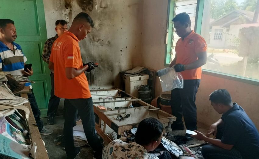 Polres Tapteng Gelar Olah TKP Kebakaran di Kantor Kelurahan Tapiannauli II