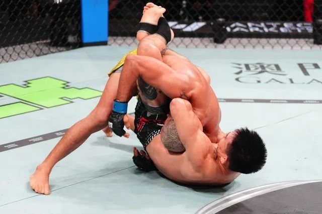 Deiveson Figueiredo Terpuruk, Dicekik Song Yadong Tambah Luka Eks Juara UFC