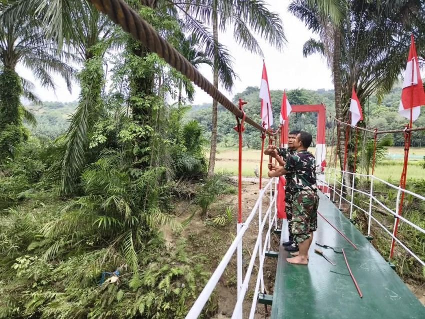 Kodim 0212/Tapsel Rampungkan Pembangunan Jembatan Gantung di Desa Parupuk Julu