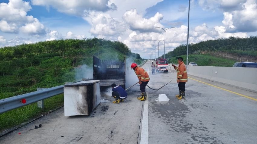 Mobil Pikap Mengangkut Freezer Terbakar di Ruas Tol Sinaksak