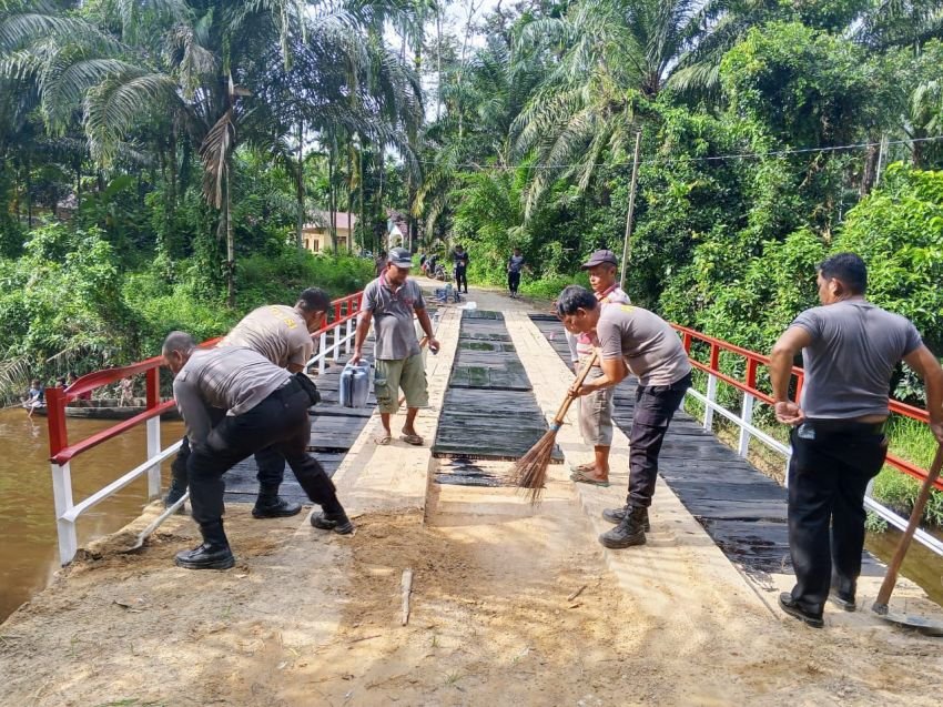 Polres Tapteng Tuntaskan Renovasi Jembatan di Desa Satahi Nauli