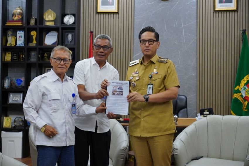 Rico Waas Dorong Purnabakti Lurah Dokumentasikan Pengalaman dalam Buku