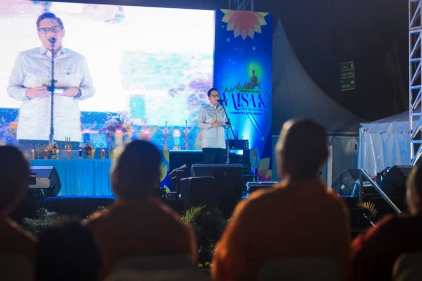 Rico Waas Ajak Warga Medan Rawat Harmoni, Tebar Kedamaian dalam Perayaan Waisak