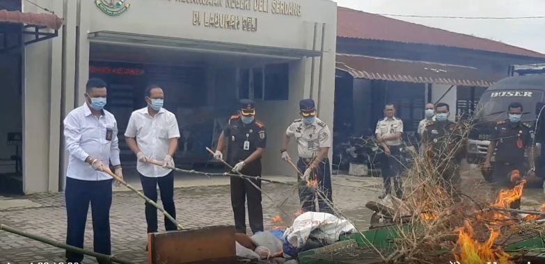 Cabjari Labuhandeli Musnahkan Barang Bukti Narkotika, Senpi dan Mesin Judi