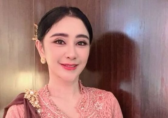 Uut Permatasari Doyan Pakai Kaus Bolong Milik Suami