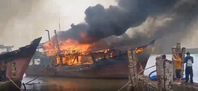 Arus Pendek Listrik, Empat Unit Kapal Nelayan Ludes Terbakar