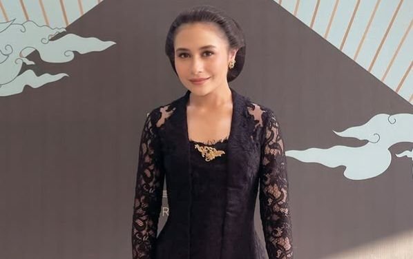 Ikut Kirab Malam Satu Suro, Prilly Latuconsina Jalan tanpa Alas Kaki Lima Kilometer