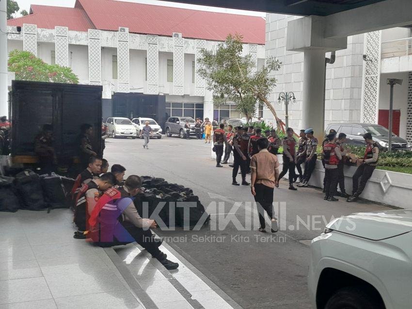 Amankan Unjukrasa, Ratusan Personel Kepolisian, TNI dan Satpol PP Siaga di Gedung DPRD Sumut
