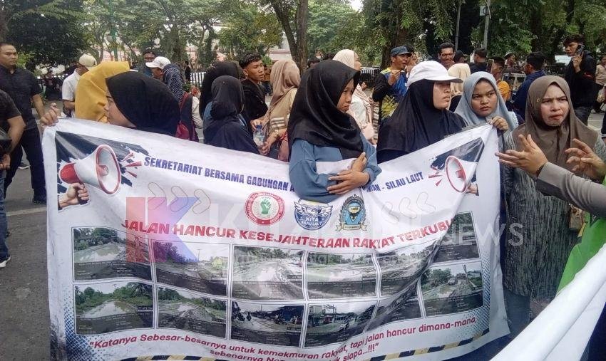 Menghambat Perekonomian, Warga Air Joman-Silau Laut Desak Pemprovsu Segeea Perbaiki Jalan Provinsi