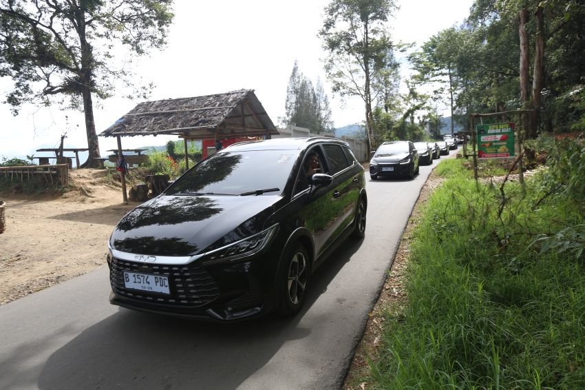 Saat Mobil Hybrid-Listrik BYD DM Ditantang Tanjakan Khas Medan-Berastagi
