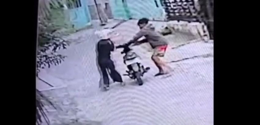 Terekam Cctv, Seorang Wanita Dibegal Dua Pemuda Dengan Sajam Tajam di Medan