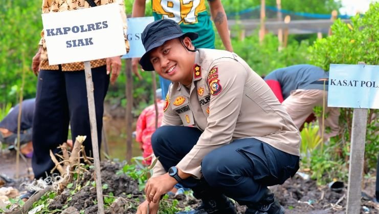 Hari Lingkungan Hidup, Polsek Siak Tanam 7 Ribu Pohon Mangrove